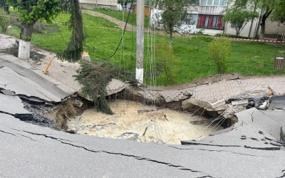 Operaţiunile de umplere a surpării de pe o stradă din Slănic au fost finalizate. Persoanele evacuate nu se pot întoarce încă acasă