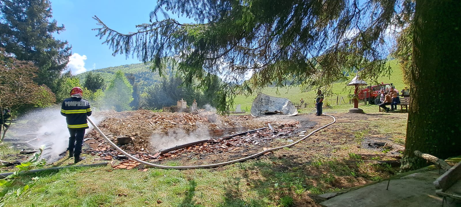 O biserică de lemn a ars după slujba de Paşti. S-a întâmplat în județul Alba. Cauza incendiului: o lumânare lăsată aprinsă