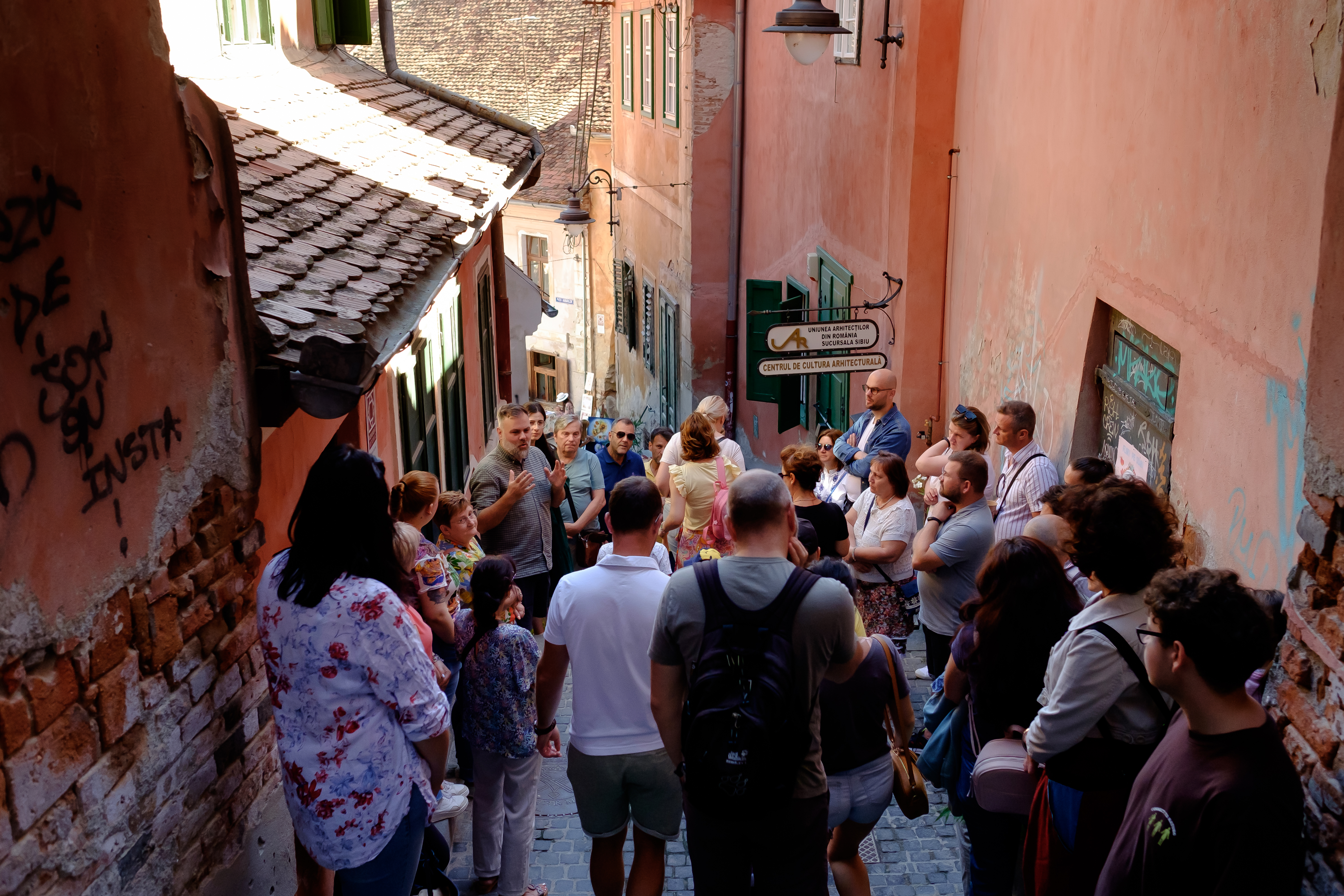 Flori pe scări, festivalul care reînvie Orașul de Jos, revine în acest weekend la Sibiu: vrem să arătăm turiștilor un oraș dinamic, proactiv, care își promovează oamenii ce contribuie la evoluția lui