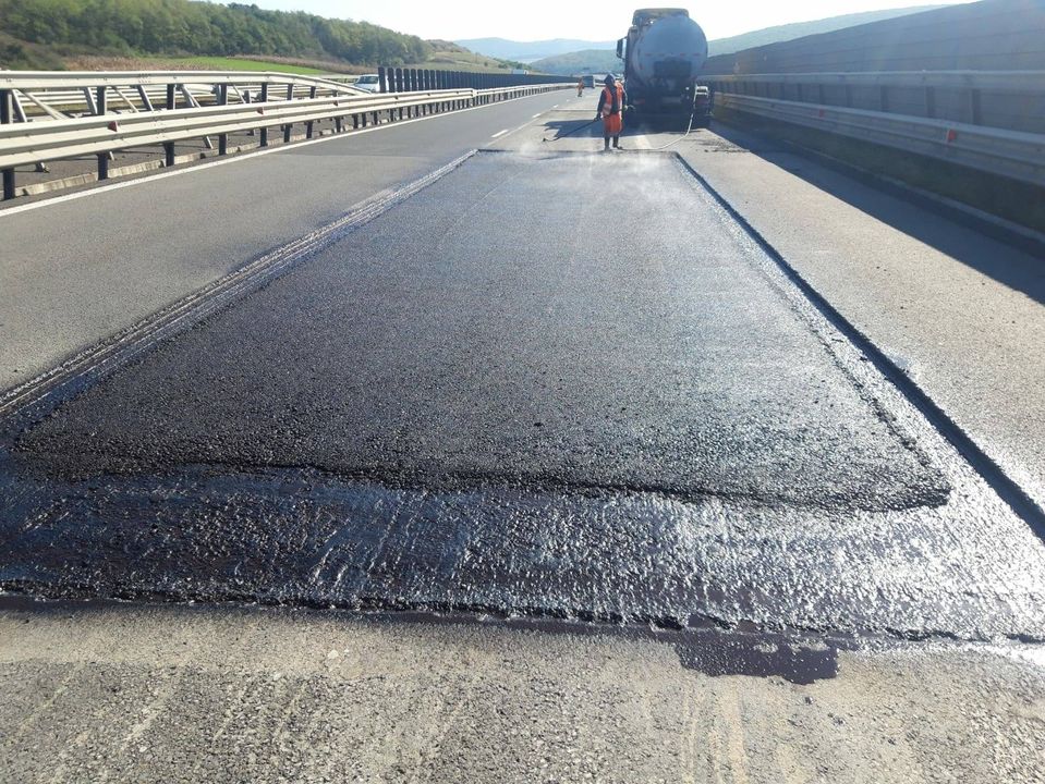 Restricții de circulație pe autostrada A1, în zona Săliște. Se efectuează lucrări de reparație la covorul asfaltic