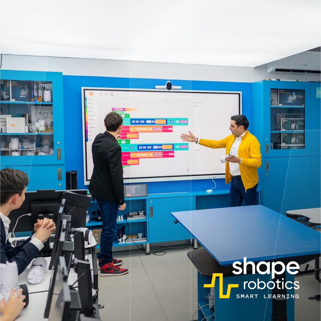 O companie daneză specializată în producția de roboți vrea să livreze școlilor din Sibiu 350 de panouri digitale interactive