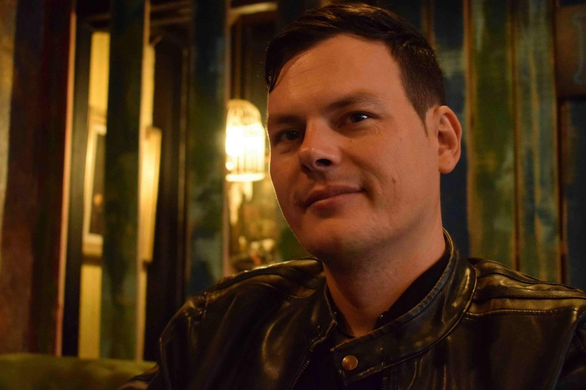 În căutarea tehnicilor de scriere creativă. Un trainer organizațional din Sibiu crează un grup de pasionați de litere care vor să-și îmbunătățească abilitățile literare