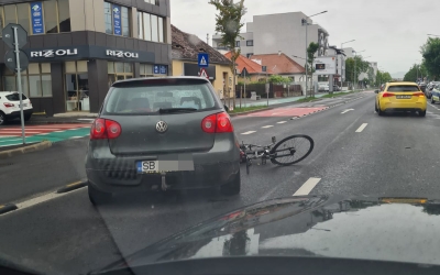 O femeie care nu s-a dat jos de pe bicicletă în timp ce traversa Calea Dumbrăvii pe trecerea de pietoni a fost lovită de o mașină