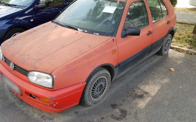 Mașinile abandonate din Sibiu, scoase la vânzare pentru fier vechi. Prețul de pornire: 1,20 lei/kg