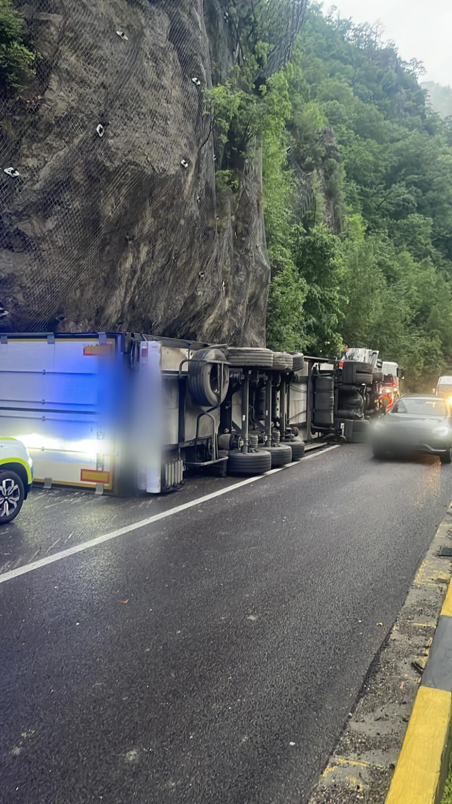 Un tir cu înghețată, răsturnat pe Valea Oltului. Se circulă alternativ