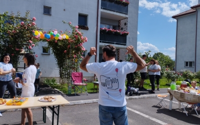 „La noi problema e legată de neîncrederea în tot ce pare că sună bine”. Locuitorii a două blocuri din Sibiu au câștigat proiecte prin care vecinii să se cunoască mai bine