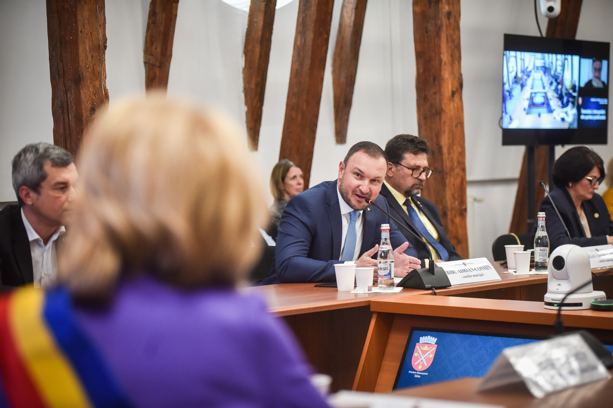 Actualizare | Reacțiile celor care cereau votul sibienilor să devină primar: o retragere din politică, multă tăcere și felicitări pentru Astrid Fodor