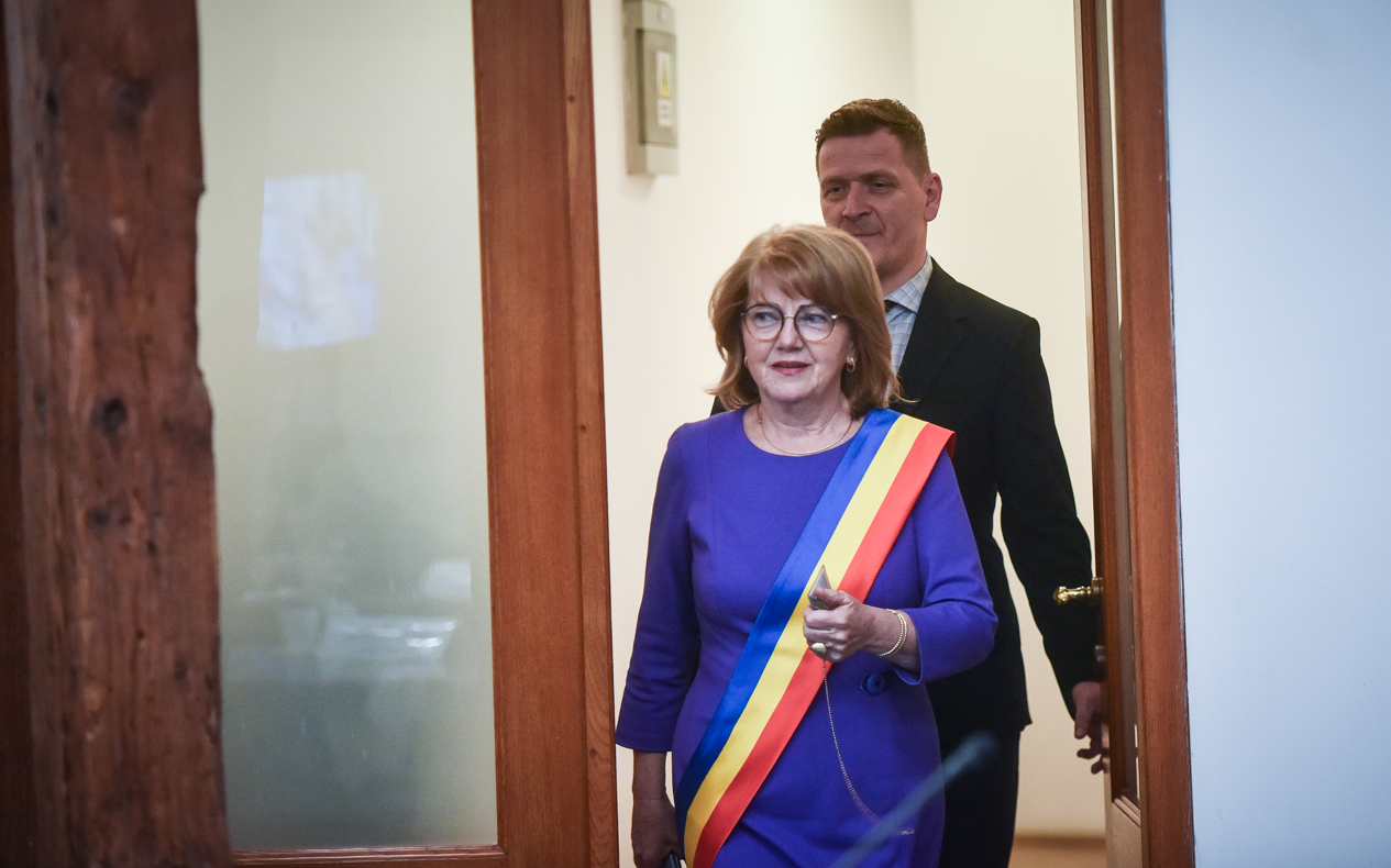 8-4-4-4-3 se transformă în 8-5-4-4-2. Formula în care va juca primarul Astrid Fodor în viitorul mandat. Cine sunt viitorii consilieri locali ai Sibiului