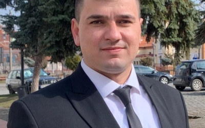 Noul primar al orașului Copșa Mică, Nicolae Bogdan Tăpălagă, e rudă a co-fondatorului G4Media, Dan Tăpălagă. ”Mă bucur pentru el că a ajuns aici”