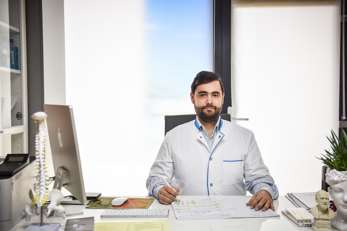 Alexis Sacarelis, Medic Specialist Ortopedie la SPORT MedLab: Clinica este un loc care se diferențiază nu doar în Sibiu, dar și în țară, atât prin gradul înalt de profesionalism și seriozitate, cât și prin rezultatele de durată obținute de pacienți