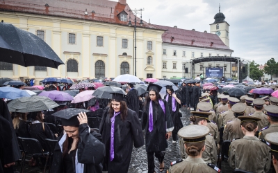 „Cine se teme de ploaie? Nu o să uitați ziua asta”. Absolvenții ULBS și AFT, celebrați în Piața Mare