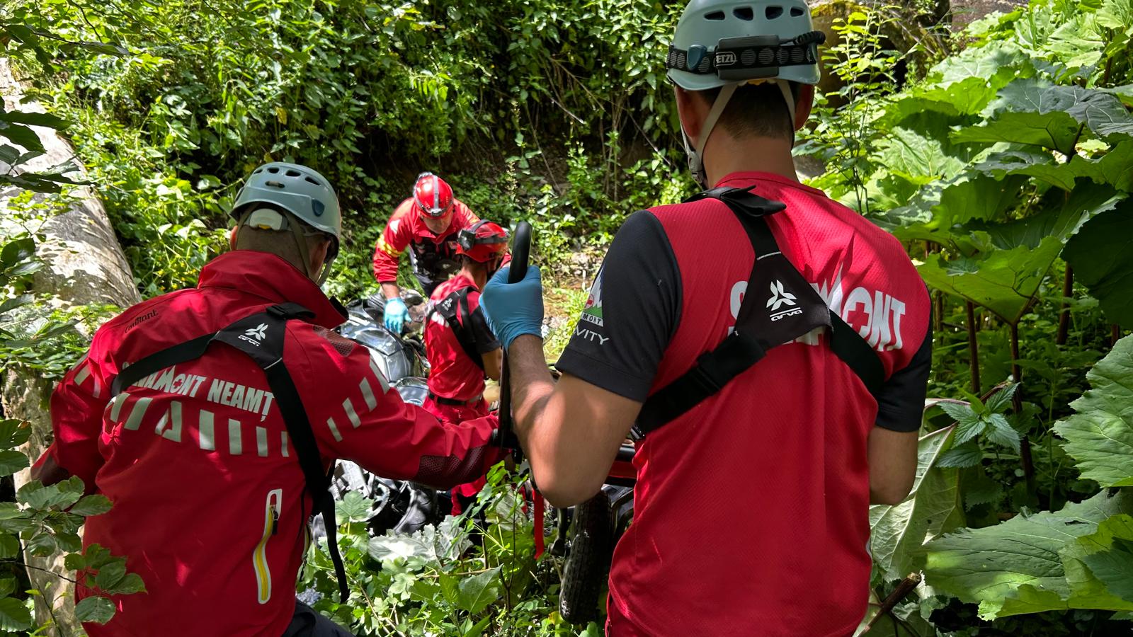 Un motociclist din Sibiu a murit în zona Parcului Național Ceahlău. A fost căutat toată noaptea de polițiști, salvamontiști și jandarmi