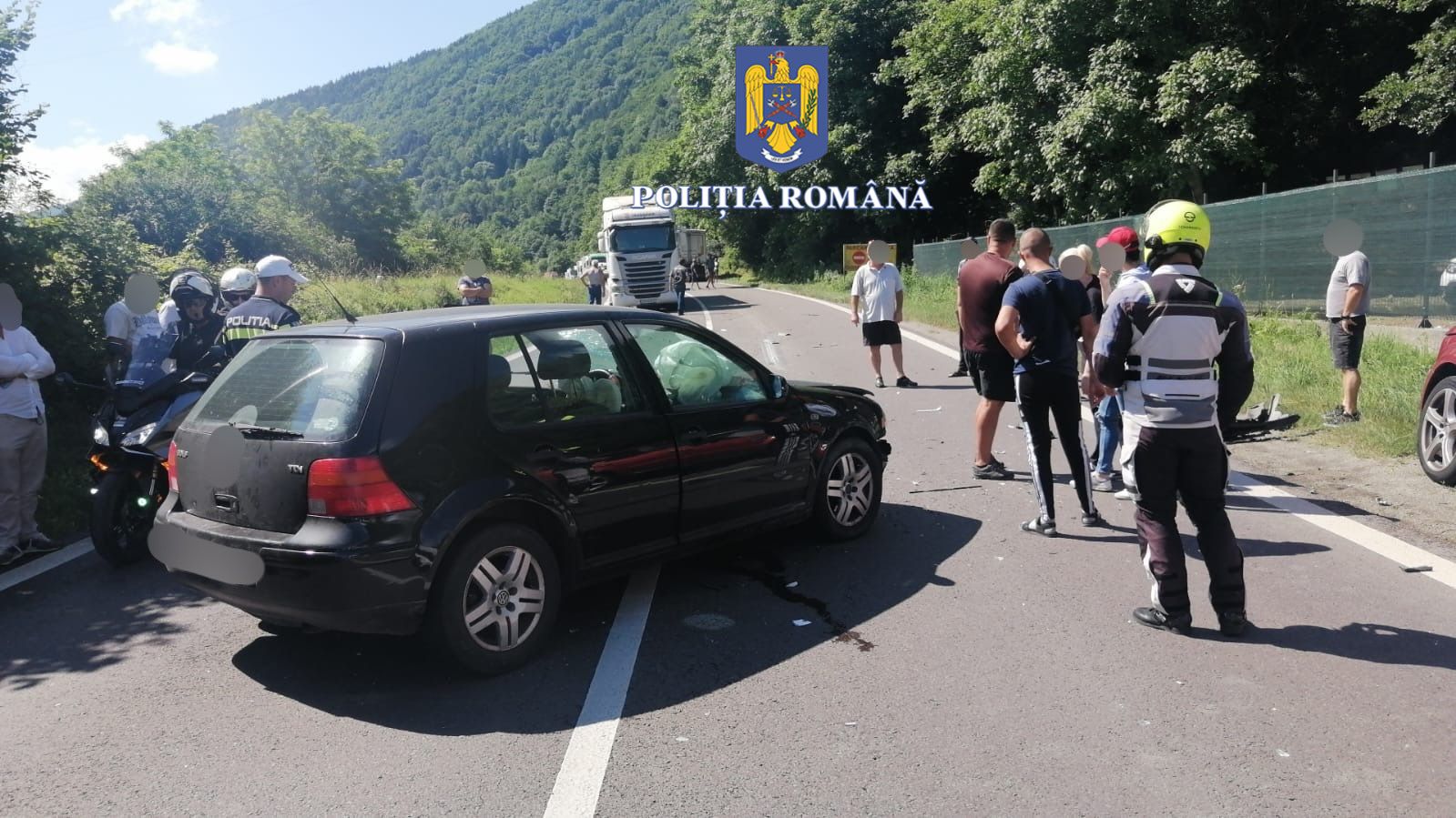 Trafic blocat pe Valea Oltului din cauza unui accident între o mașină și un autotren