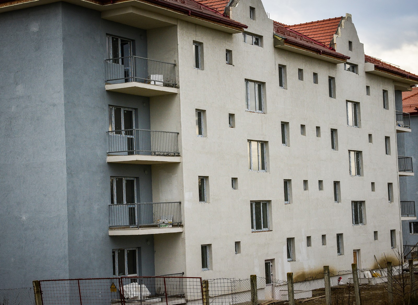 Familii cu mulți copii sau tineri din Sibiu așteaptă de mai multe luni să intre în noile locuințe ANL din cartierul Reșița II, dar recepția lor întârzie. Motivul: o restanță de 63 de lei