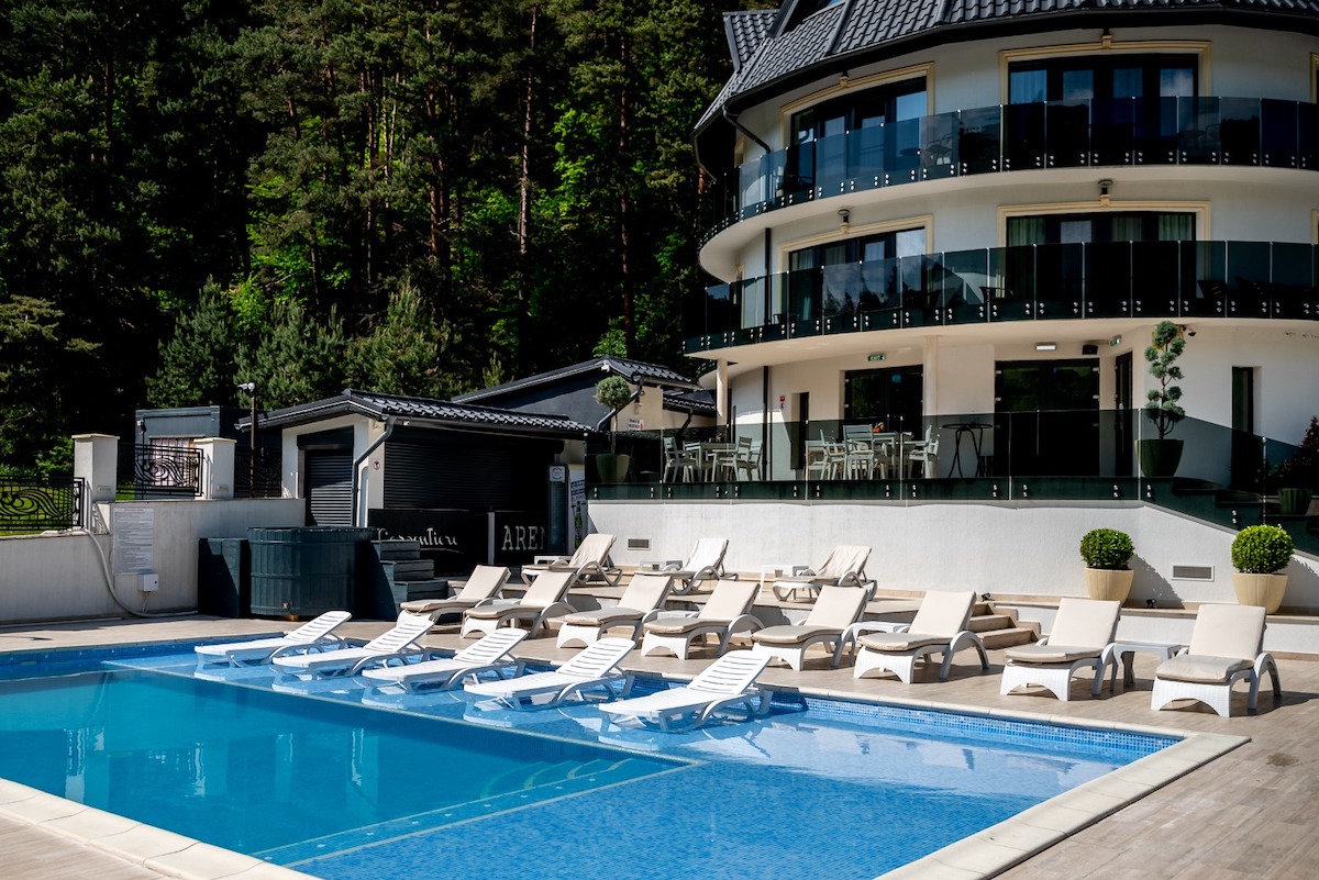 Pont de evadare pentru weekend: piscină încălzită, ciubăre cu hidromasaj și peisaj superb, la doar doi pași de Sibiu, la Carpentiere Arena