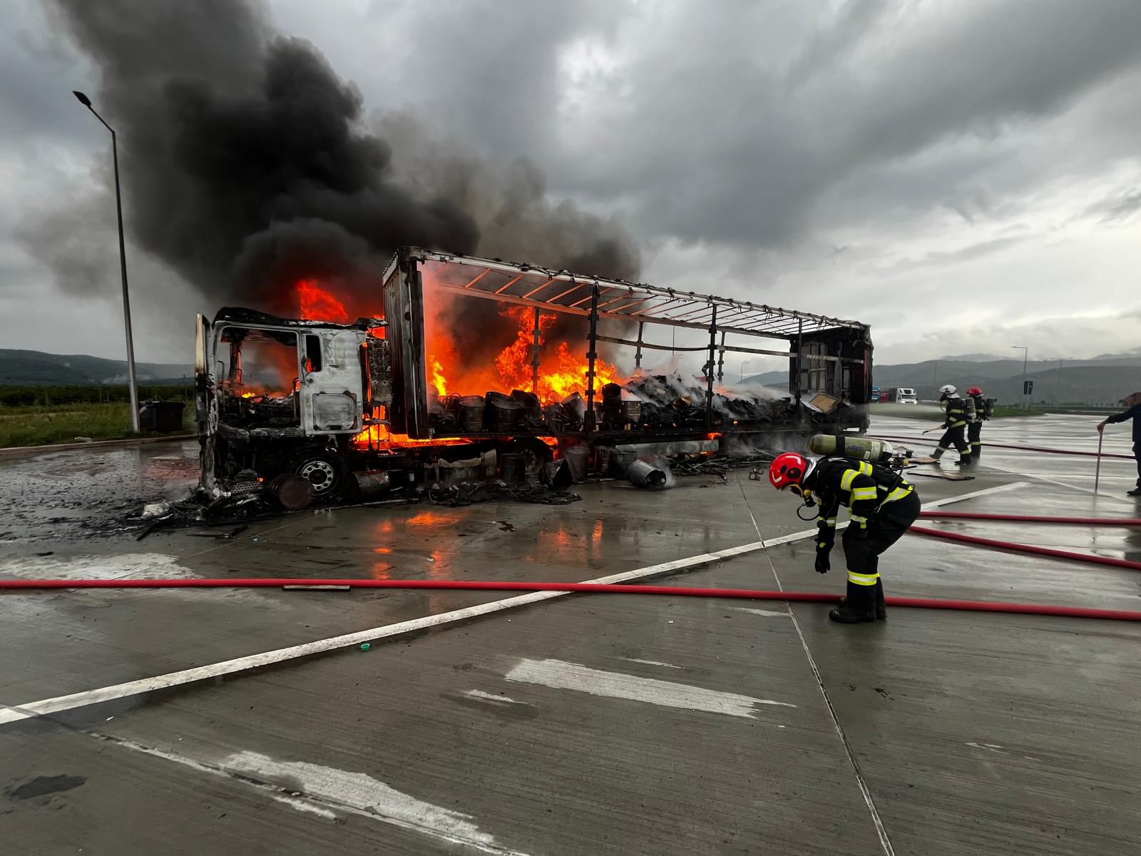 Un tir care staționa a luat foc pe A1, la ieșire spre Boița