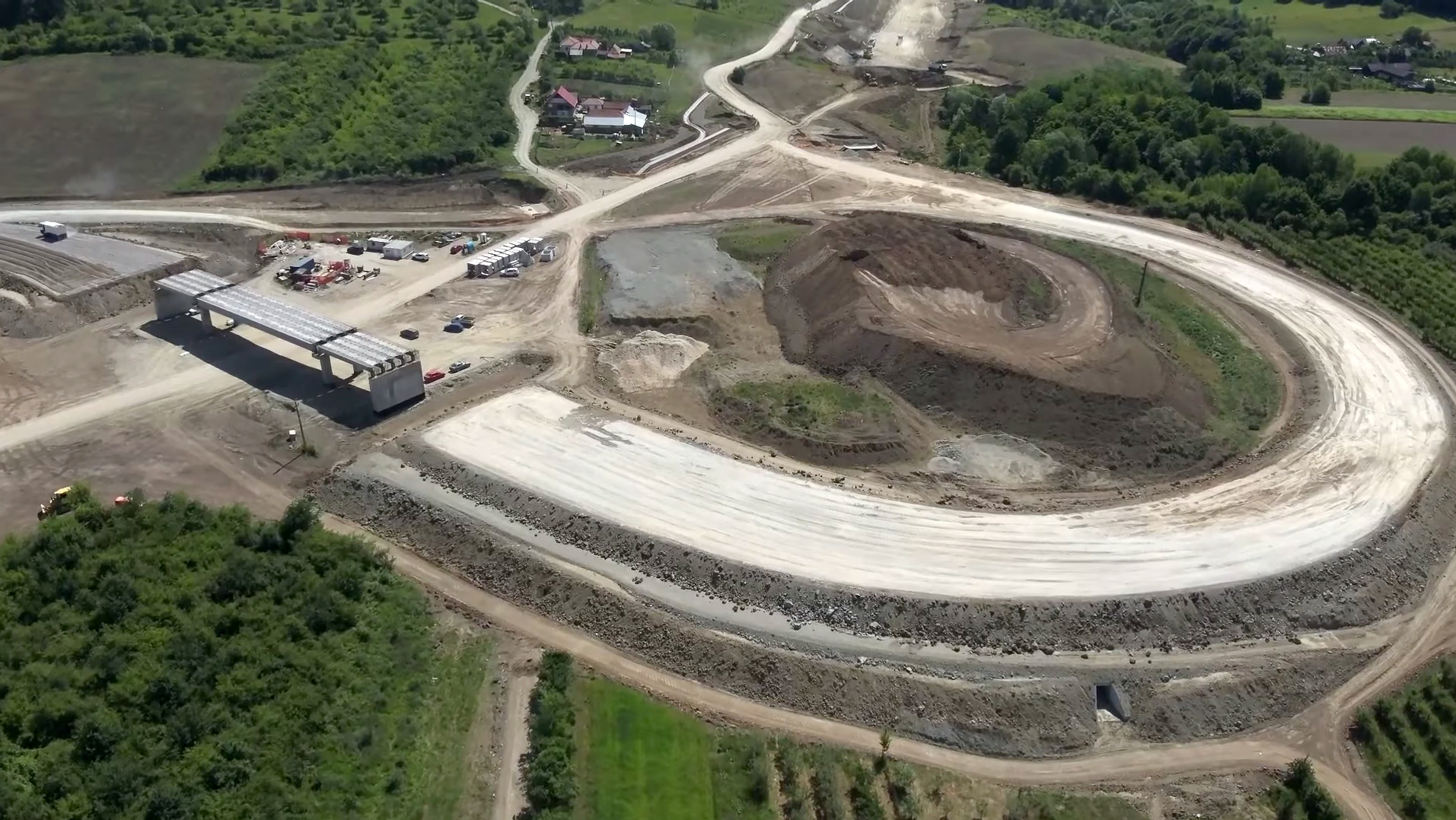 Peste 600 de muncitori, pe șantierul secțiunii 4 a autostrăzii Sibiu - Pitești. Stadiul de execuţie a lucrărilor este de 37%