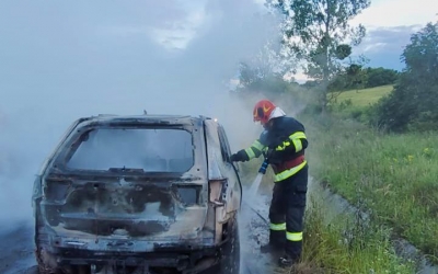 Mașină distrusă complet în urma unui scurtcircuit