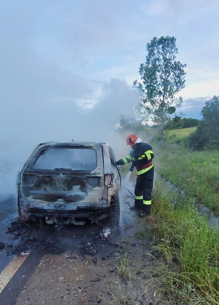 Mașină distrusă complet în urma unui scurtcircuit