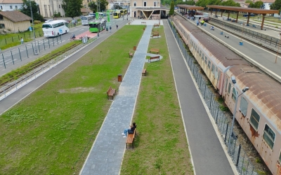 Un nou părculeț apare în Sibiu: CFR a creat un spațiu verde lângă gară, pe un teren viran