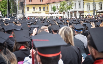 Taxe la ULBS: cea de admitere crește cu 50 de lei, iar cea de susținere a tezei de doctorat - cu 2.000 de lei. Costuri mai mari în cămine, iar la cantină se scumpește mămăliga și se ieftinesc murăturile