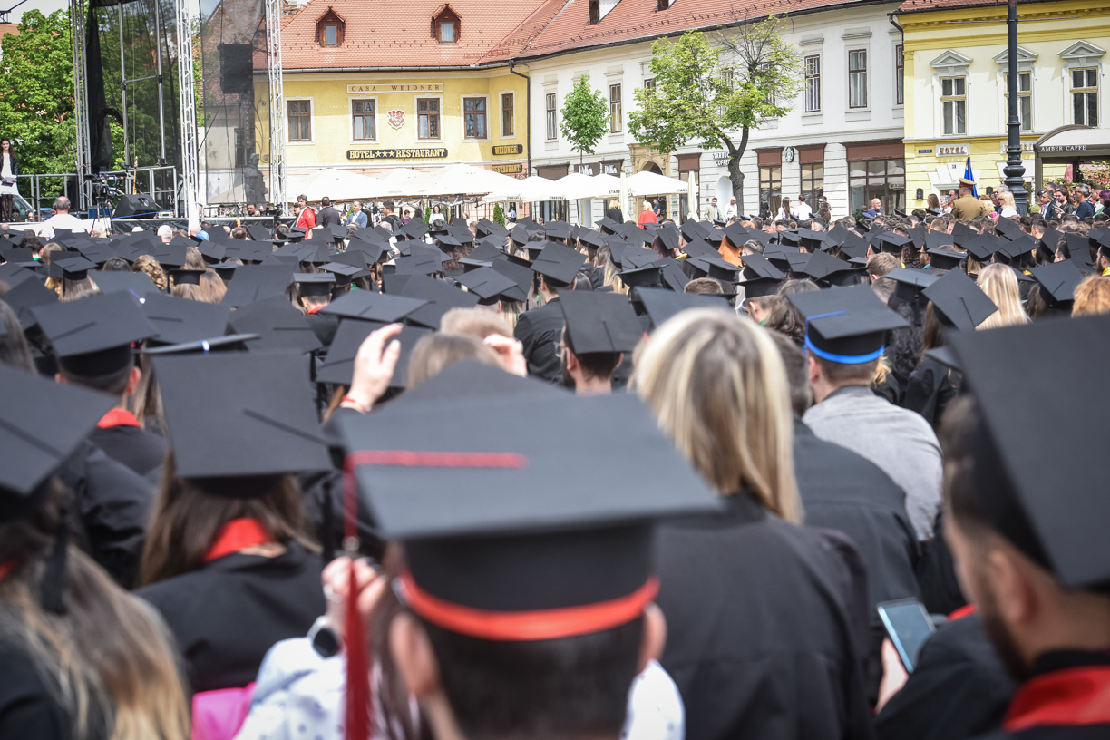 Taxe la ULBS: cea de admitere crește cu 50 de lei, iar cea de susținere a tezei de doctorat - cu 2.000 de lei. Costuri mai mari în cămine, iar la cantină se scumpește mămăliga și se ieftinesc murăturile