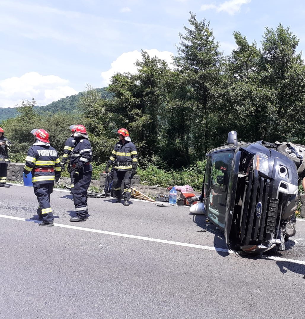 Mașină răsturnată pe Valea Oltului. Traficul se desfășoară alternativ