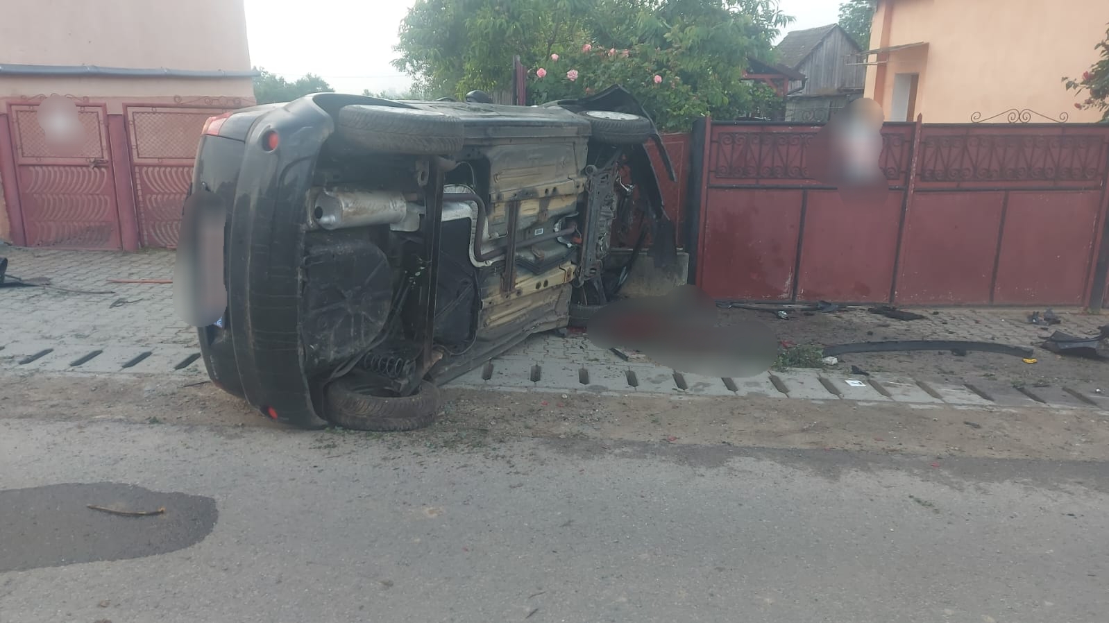 Accident mortal în Alma: un tânăr de 24 de ani a lovit o mașină parcată și s-a răsturnat. Pasagerul, transportat la spital