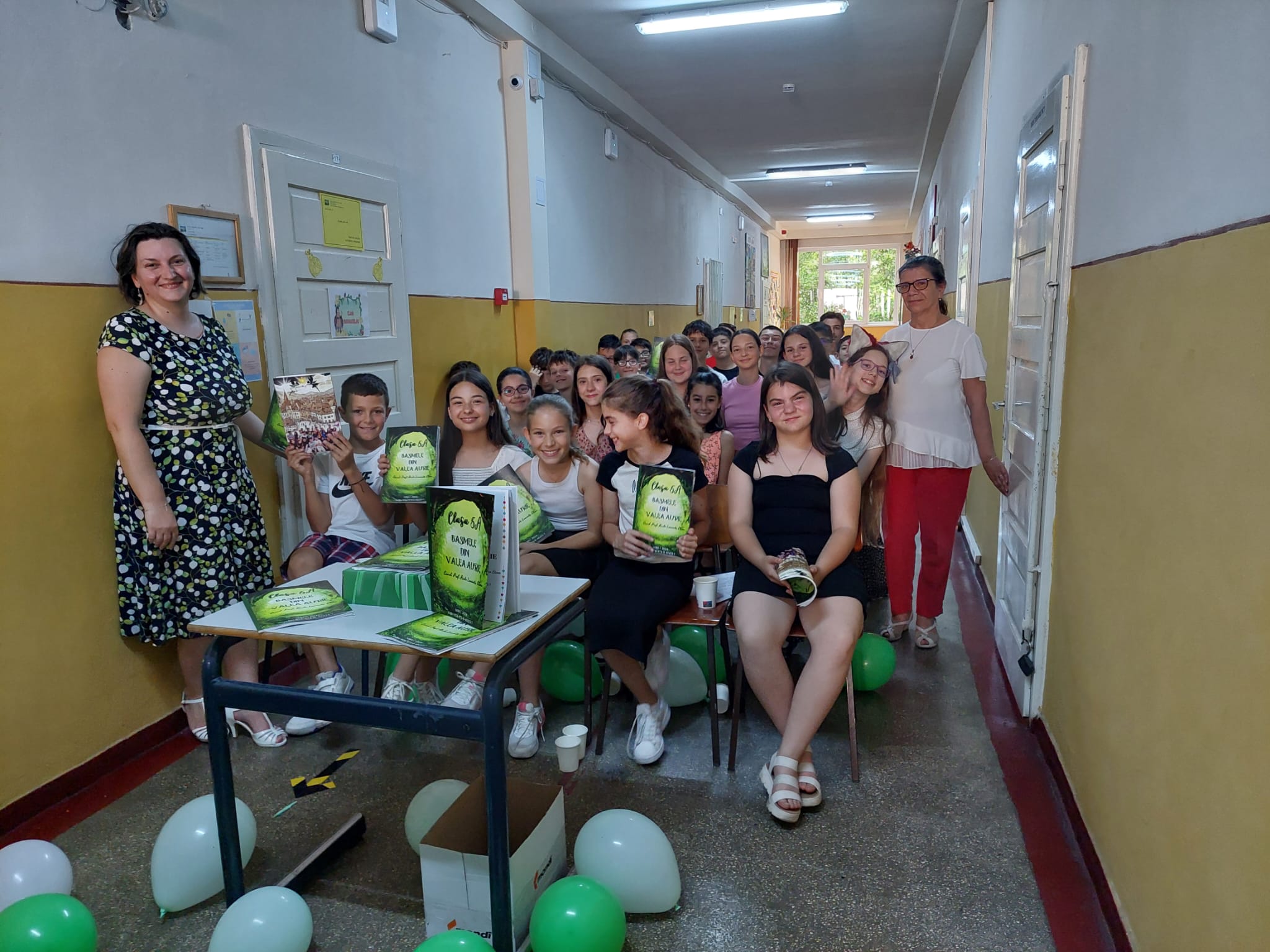 25 de copii de clasa a V-a de la o școală din Sibiu au scris, publicat și lansat o carte de povești. „Suntem mândri, șmecheri și fericiți”