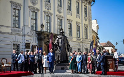 Statuia baronului Brukenthal este donată Sibiului, la aproape trei ani de la dezvelire. Condiție: să fie menținută în Piața Mare
