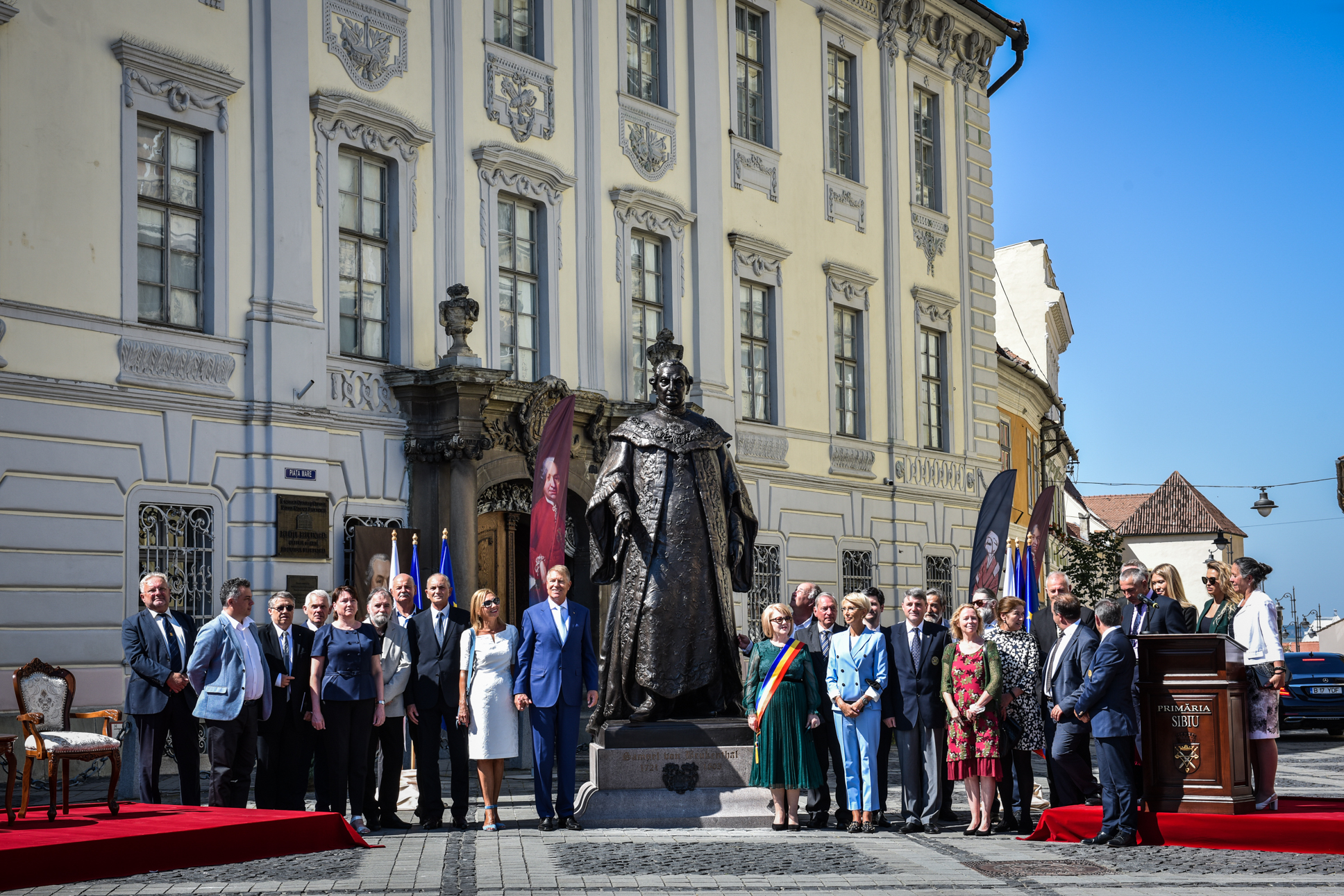 Statuia baronului Brukenthal este donată Sibiului, la aproape trei ani de la dezvelire. Condiție: să fie menținută în Piața Mare