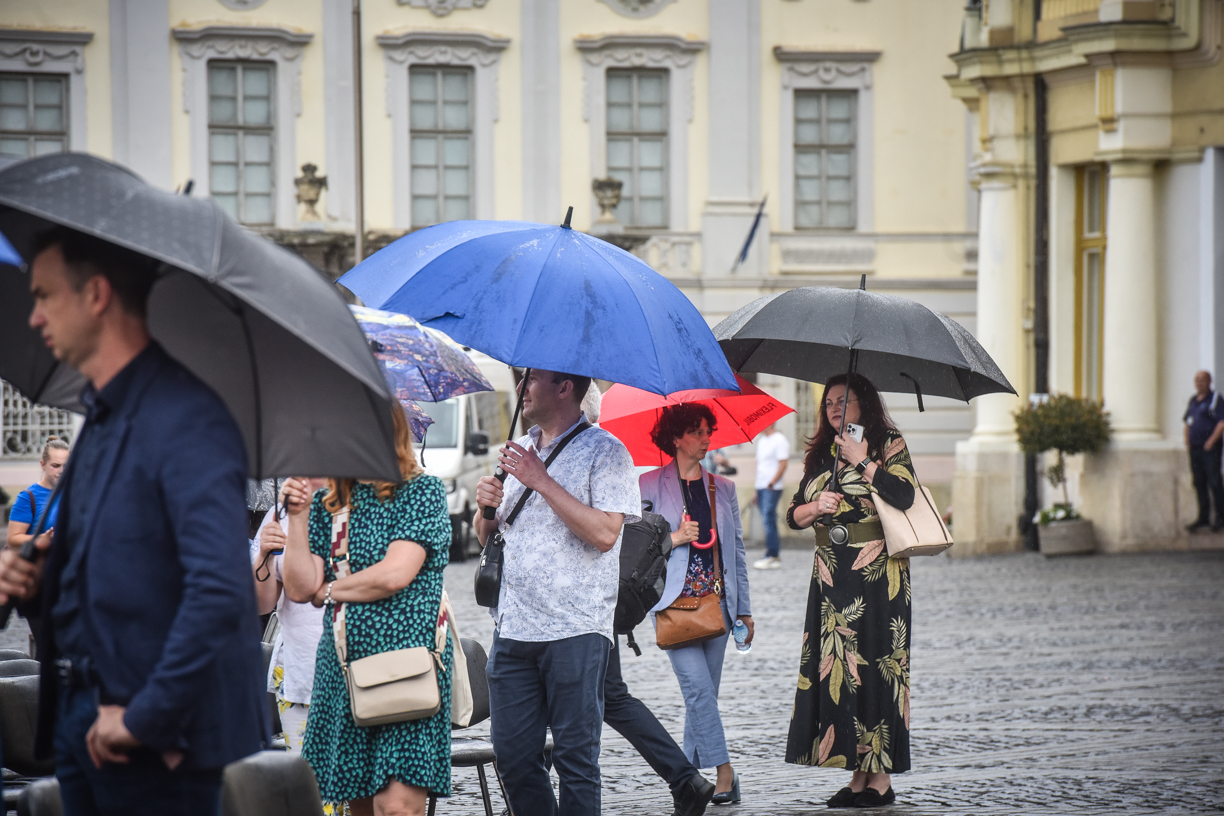 Actualizare: Codul portocaliu s-a transformat în roșu!  Vijelie cu rafale de peste 90 km/h și grindină. S-a emis mesaj de avertizare RO-Alert