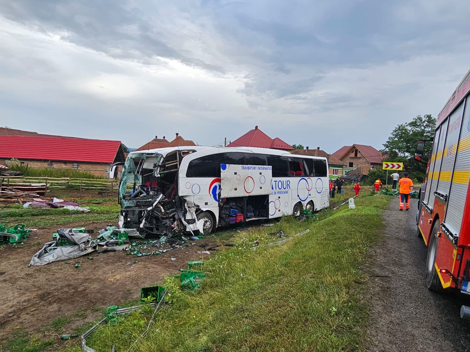 Medicii l-au operat de urgență pe șoferul autobuzului implicat în accidentul de la Porumbacu de Jos. Starea lui rămâne gravă
