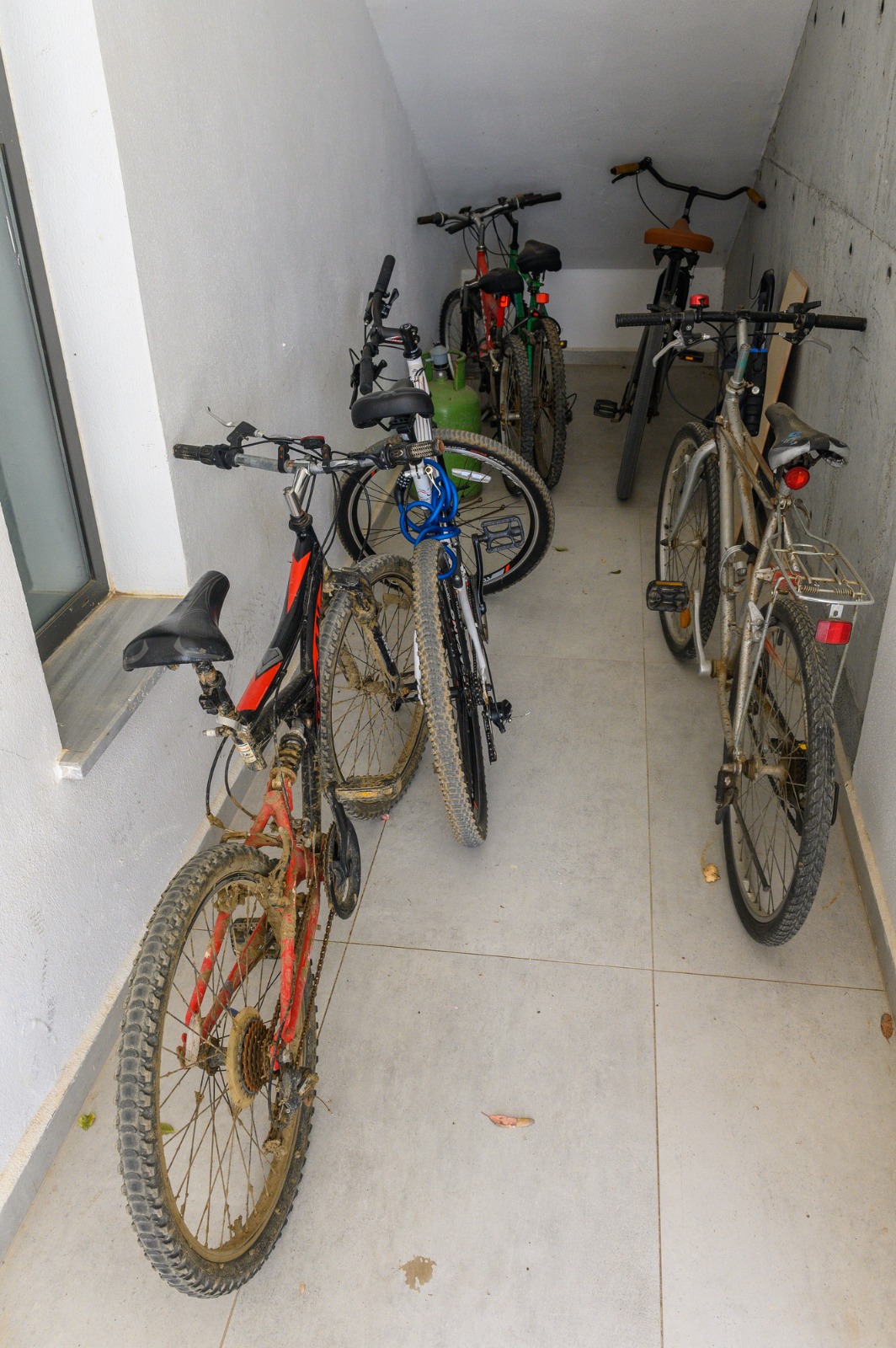 Un administrator de bloc ridică o problemă existentă în Sibiu: depozitarea bicicletelor, cărucioarelor sau a mobilierului pe casa scării. Legea o interzice