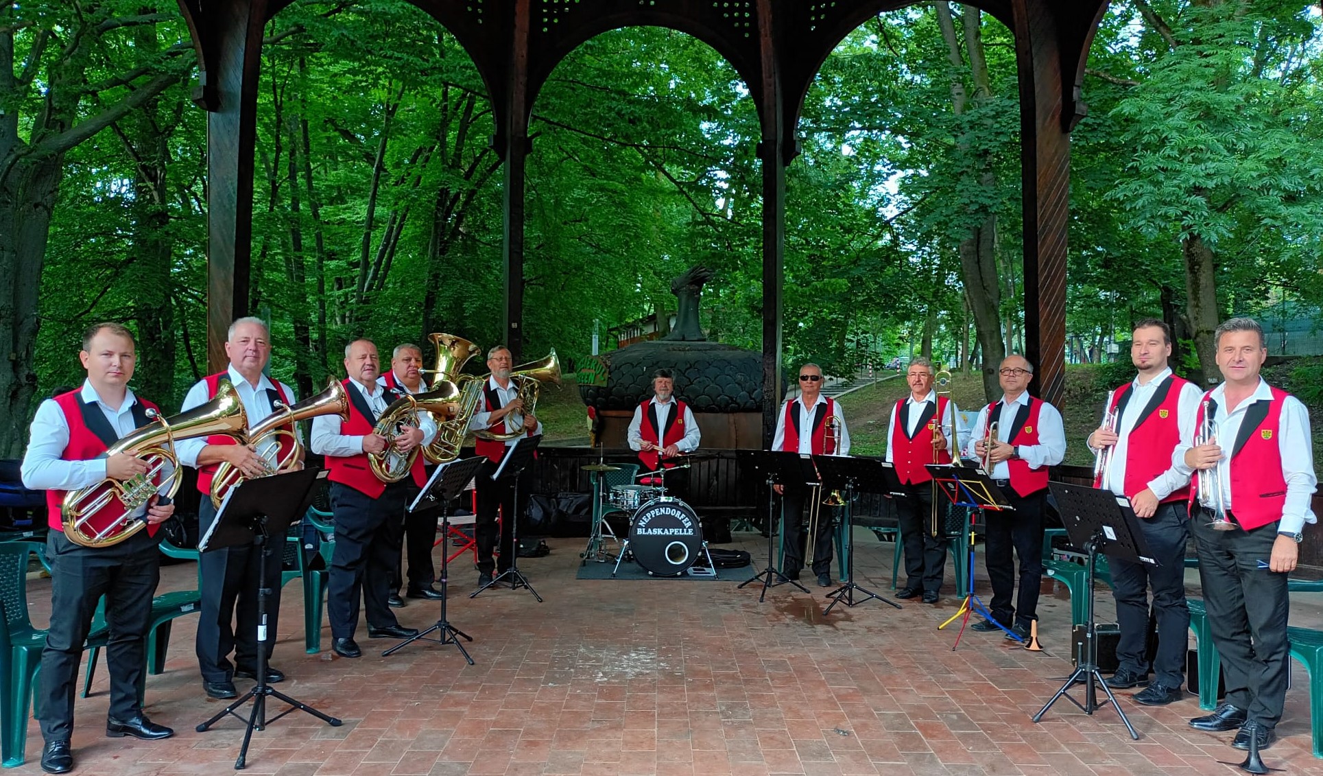 Muzică de fanfară, la cupola din parcul Sub Arini. „Neppendorfer Blaskapelle” începe seria concertelor estivale