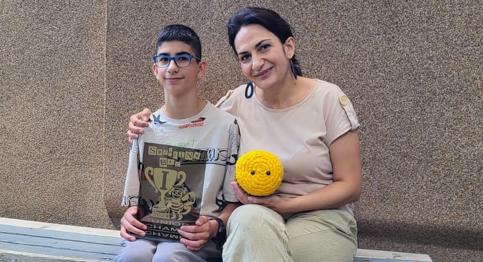 Luca este câștigătorul competiției județene „Spelling Bee”. Dirigintă: „Are o inclinație extraordinară spre ortografie, considerată una din dificultățile limbii engleze”