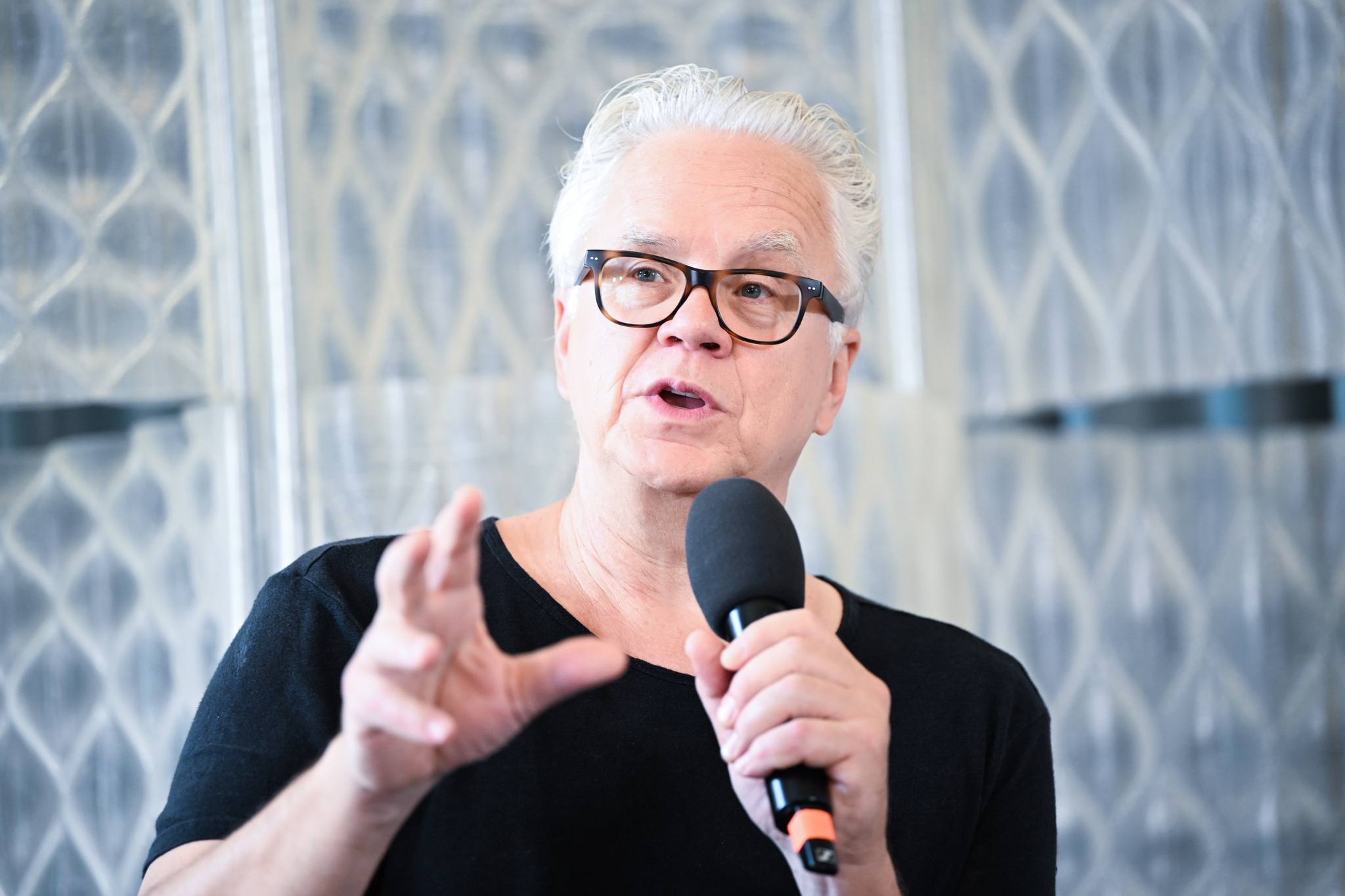 Tim Robbins, la FITS: Teatrul rămâne esențial. Putem spune unui public: telefoanele la o parte, fiți alături de noi. Din cauza telefonului, murim pe dinăuntru