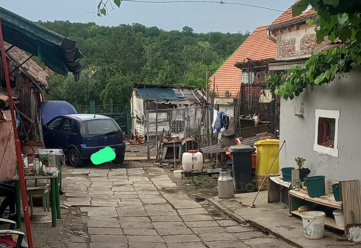 O femeie din județul Sibiu a fost prinsă sub roțile unei mașini după ce fiica ei fără permis a încercat să parcheze