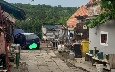 O femeie din județul Sibiu a fost prinsă sub roțile unei mașini după ce fiica ei fără permis a încercat să parcheze