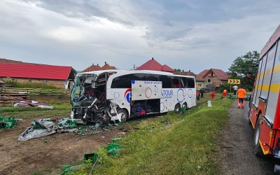 Șoferul autocarului din accidentul de luni, aflat acum în stare critică, este văzut drept un erou. Mobilizarea comunității: „Au gătit și i-au găzduit pe cei 54 de pasageri”