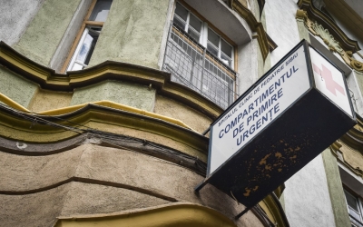 Un copil de zece ani a fost lovit de o mașină în Cristian. Băiatul a ajuns la spital cu multiple contuzii