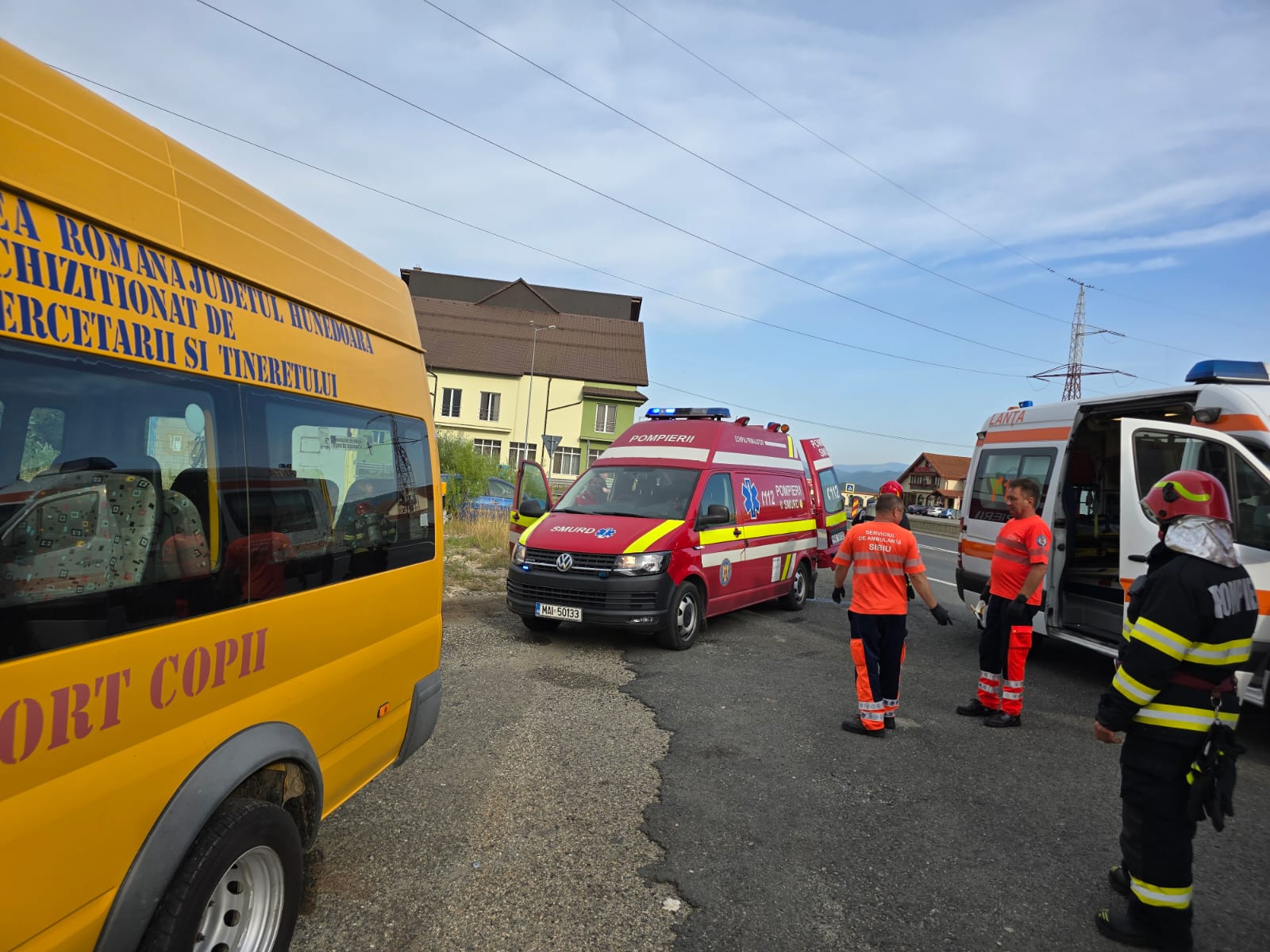 Microbuz școlar, lovit de un autoturism la Săliște. Două fetițe au fost duse la urgențe, cu traumatisme craniene