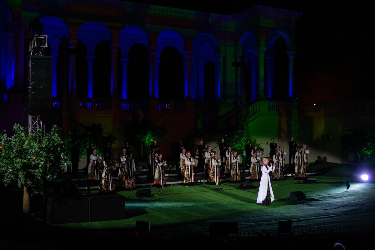 FITS se închide oficial cu un spectacol al Corului Madrigal, în Muzeul Astra: video mapping în pădure, spectatorii sunt invitați să interacționeze cu actorii și dansatorii