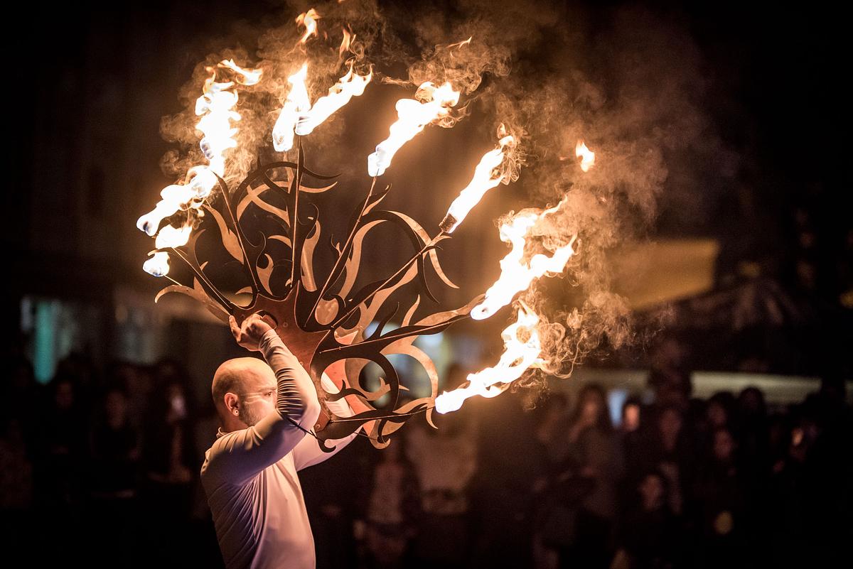 Ce vedem în a șasea zi de FITS: „Misterul focului” pe Nicolae Bălcescu, acrobații în Piața Habermann, „În singurătatea câmpurilor de bumbac” de John Malkovich