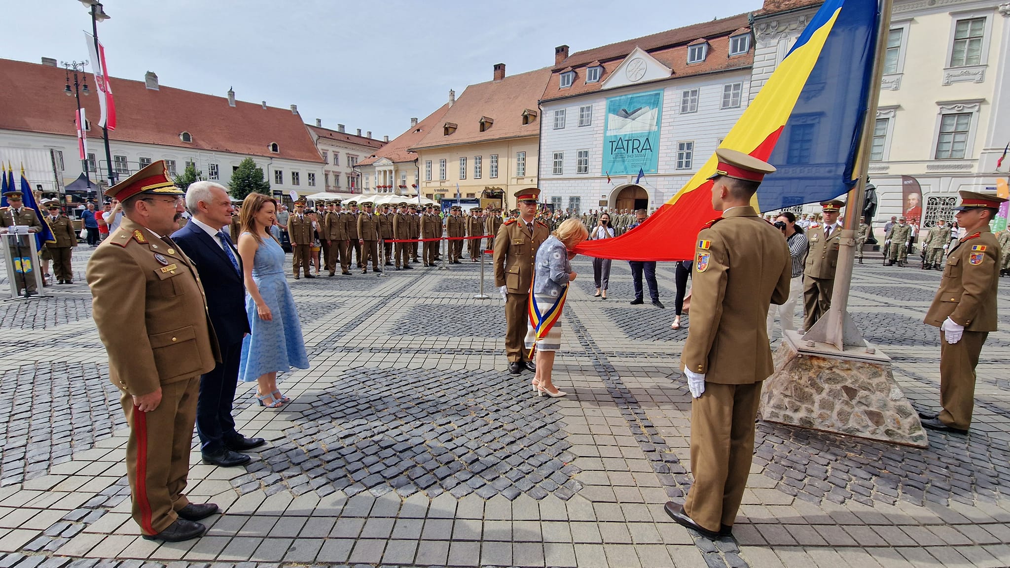 Ziua Drapelului Național, sărbătorită în Piața Mare. Cel mai emoționant moment a fost ridicarea steagului pe catarg