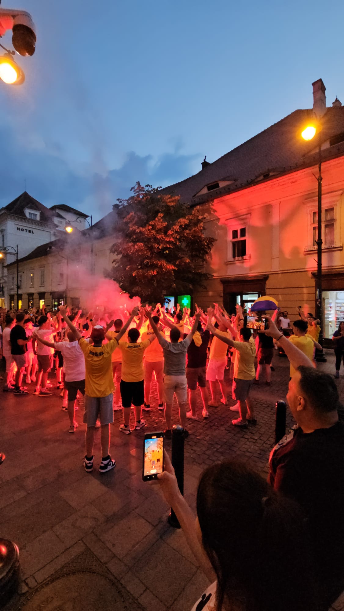 VIDEO FOTO Sibienii sărbătoresc cu torțe victoria României