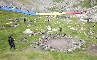 VIDEO 100 de militari și civili  au urcat un steag de 100 de metri la Lacul Călțun