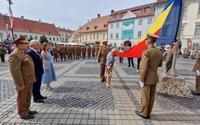 Ziua Drapelului Național, sărbătorită în Piața Mare. Cel mai emoționant moment a fost ridicarea steagului pe catarg