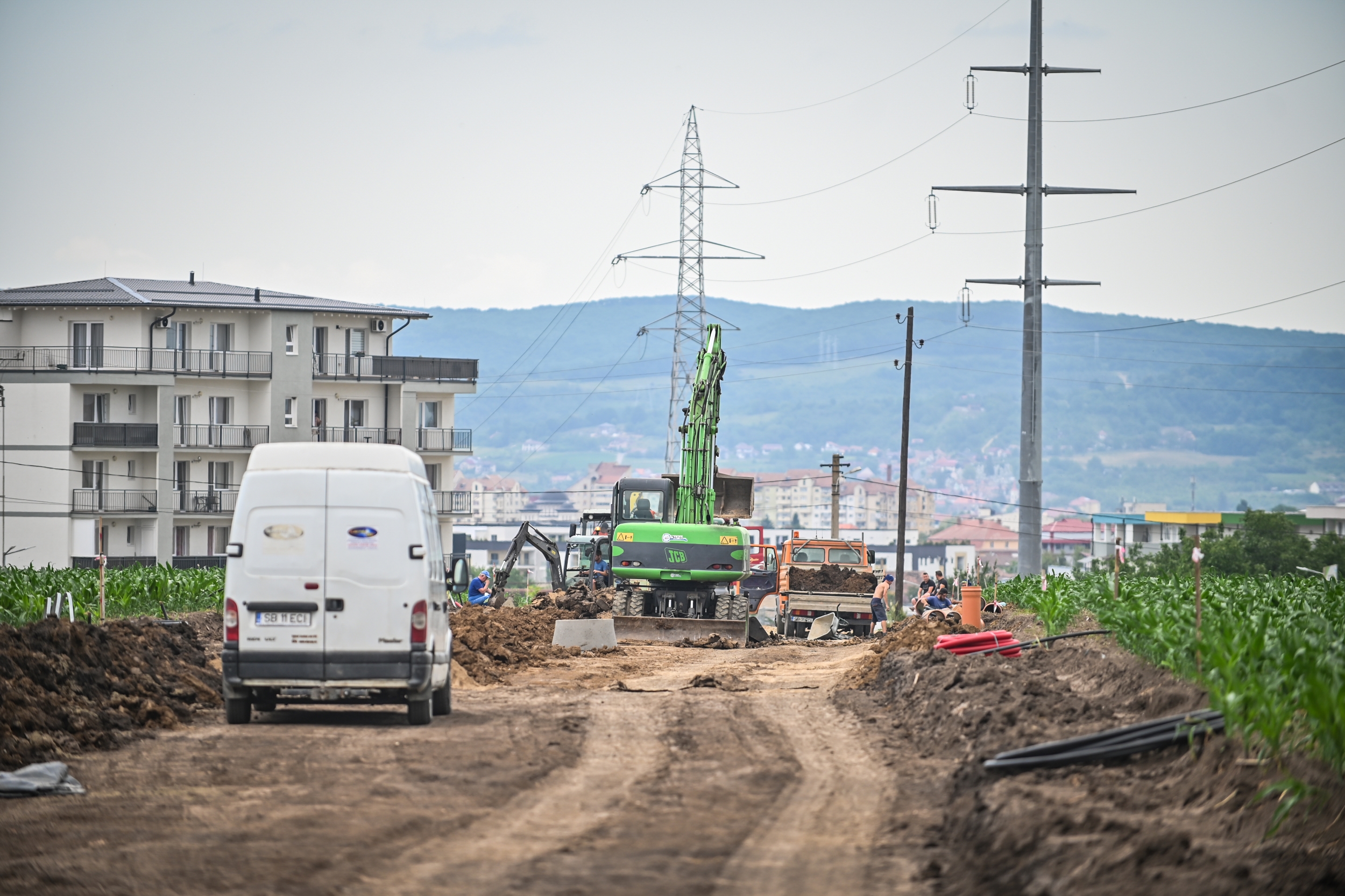 Primăria Sibiu prezintă stadiul lucrărilor de modernizare a mai multor străzi din Sibiu. Pe Varșovia, noua legătură dintre oraș și ZIV, se lucrează la partea de canalizare