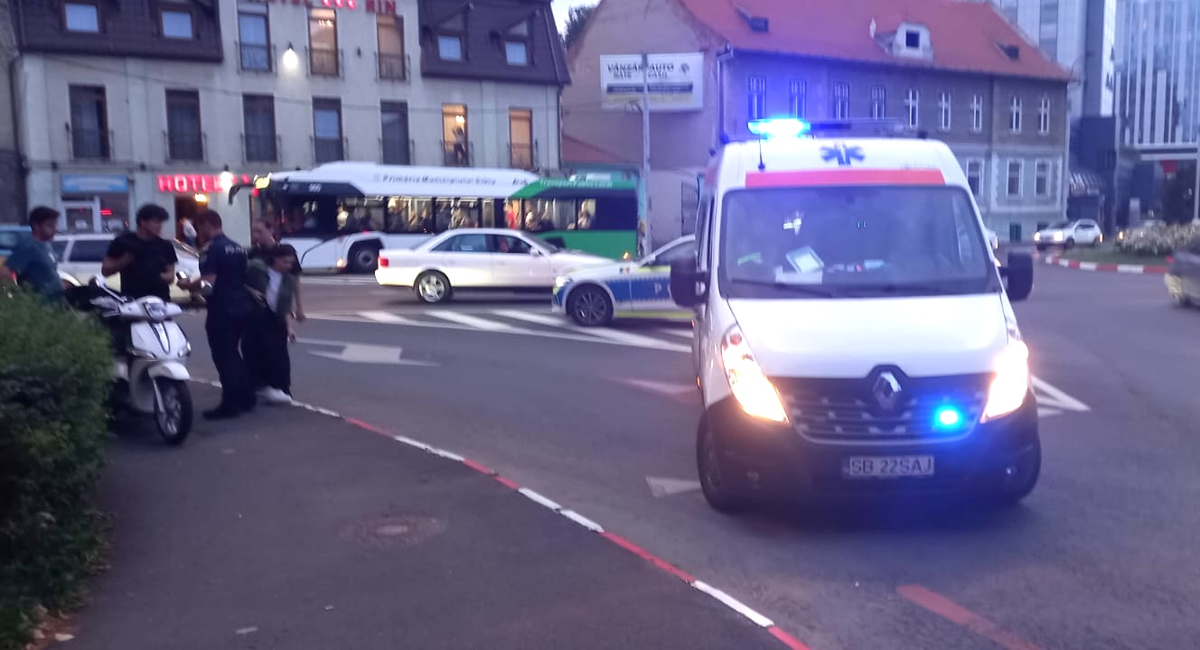 Un bărbat de 64 de ani a ajuns la spital după ce s-a dezechilibrat în giratoriu